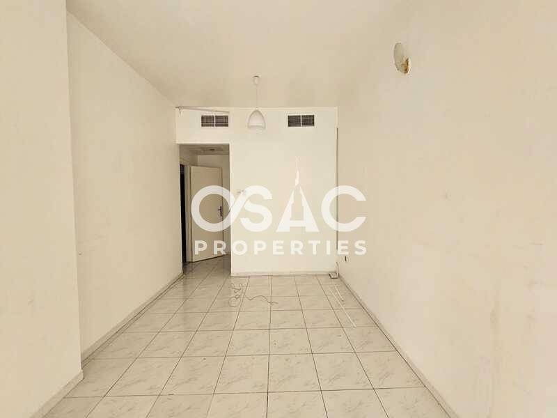 Chiller Free | Spacious Office | Prime Location - 4