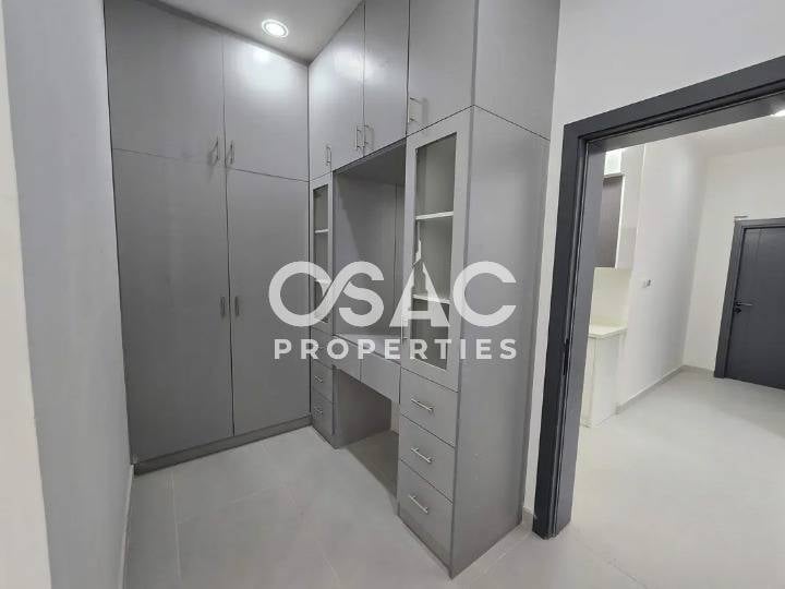 Freehold 5-Bedroom Townhouse  | Community View - 4