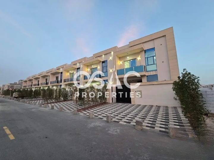  Freehold 5-Bedroom Townhouse  | Community View